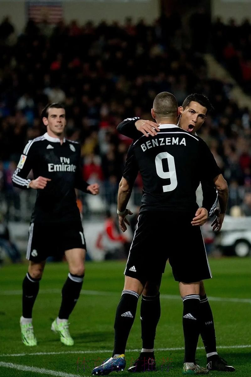 赫迪拉:本泽马就像队长 他在C罗离队后变得越来越好