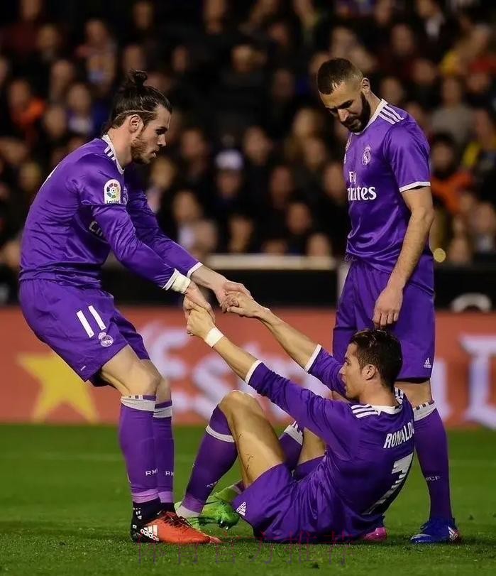 赫迪拉:本泽马就像队长 他在C罗离队后变得越来越好